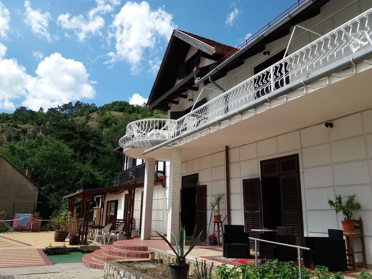 Valcsics Villa Panzio เปตช์ ภายนอก รูปภาพ